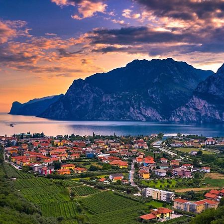 The Peace Of The Lake - Happy Rentals Торболе Экстерьер фото